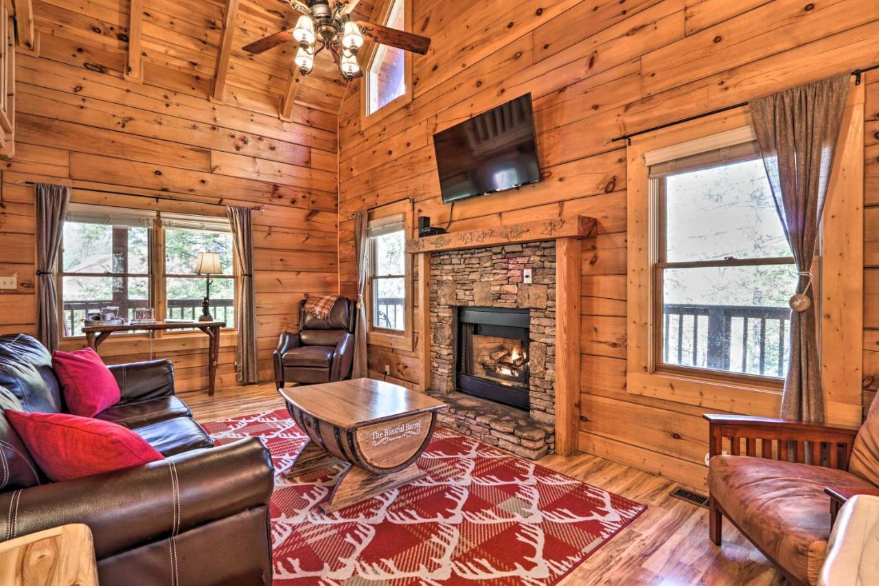 Villa Cozy Cabin With Hot Tub In The Heart Of Pigeon Forge Exterior foto