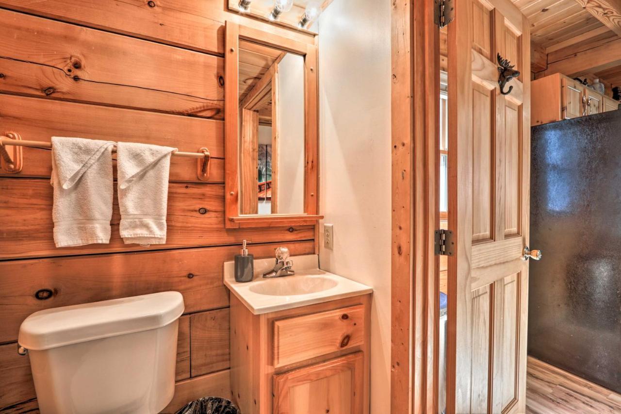 Villa Cozy Cabin With Hot Tub In The Heart Of Pigeon Forge Exterior foto