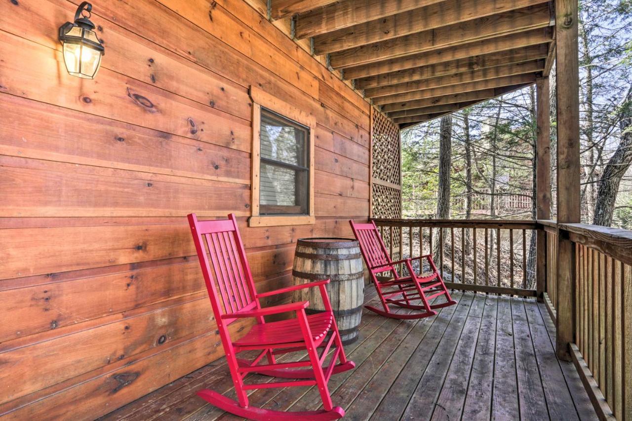 Villa Cozy Cabin With Hot Tub In The Heart Of Pigeon Forge Exterior foto