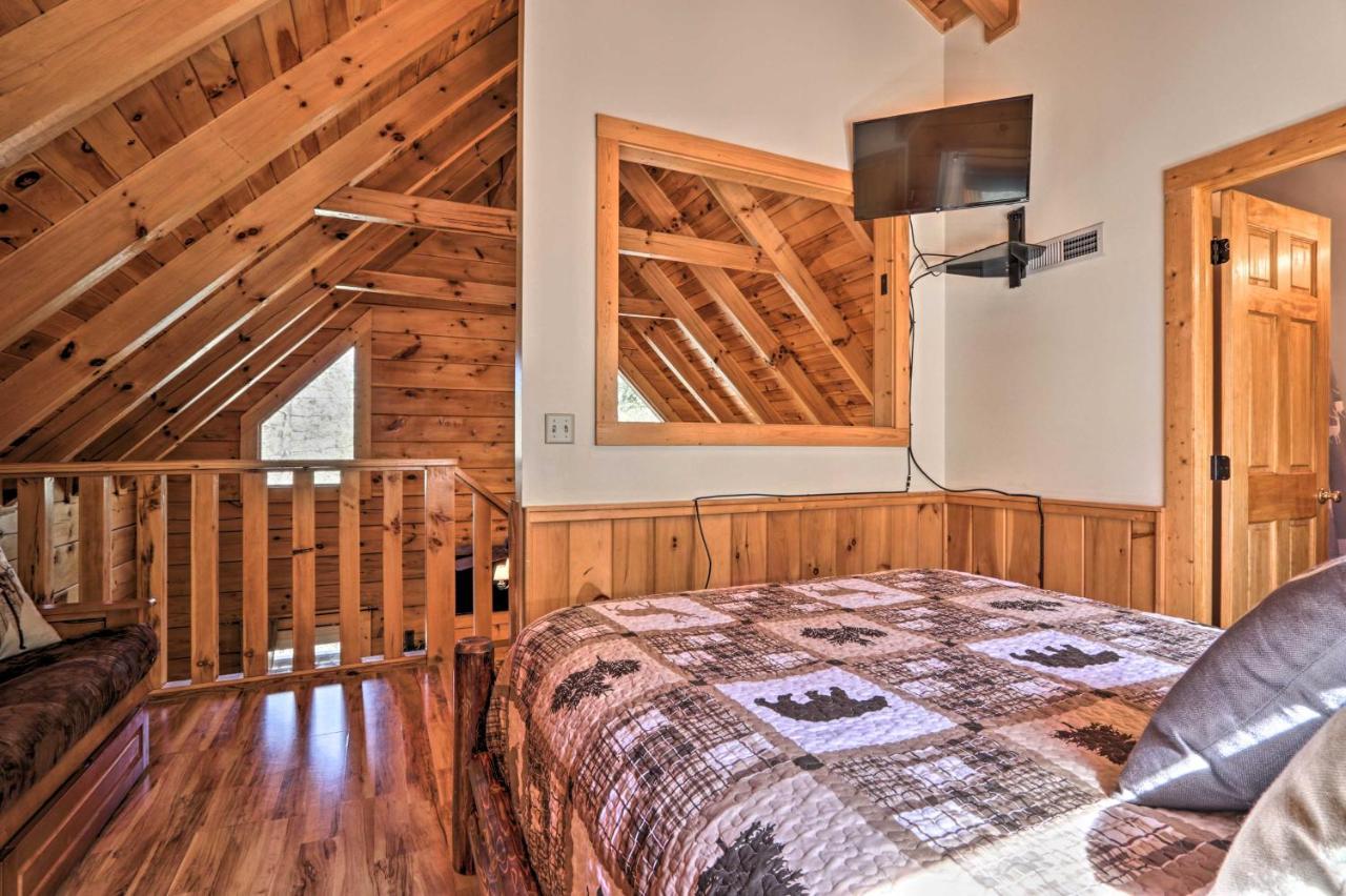 Villa Cozy Cabin With Hot Tub In The Heart Of Pigeon Forge Exterior foto
